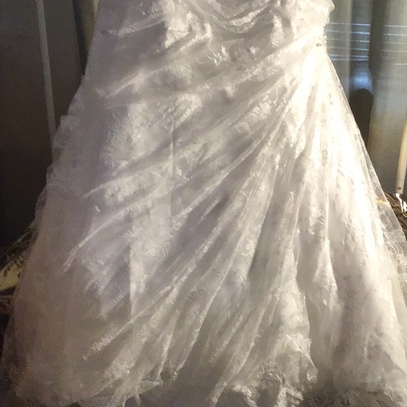Women’s Lace Wedding Dress NWT, with veil - Picture 4 of 16